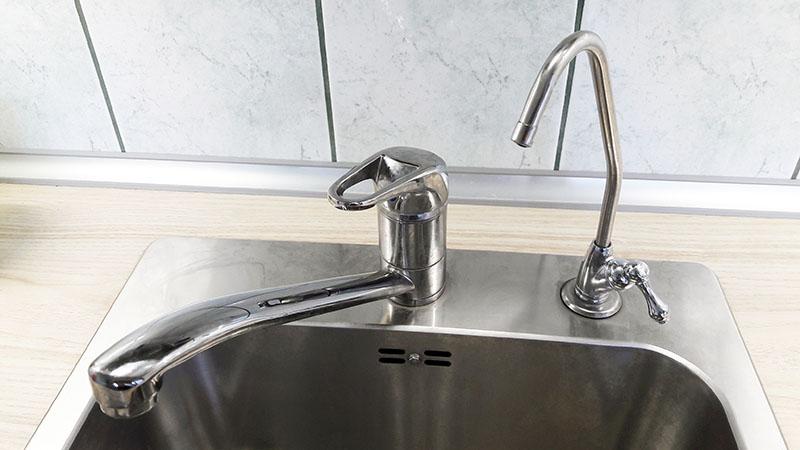 Az Aquaphor Crystal Solo víztisztító készülék csapja beszerelve így néz ki. Az Aquaphor Crystal Solo víztisztító készülék beszerelve
