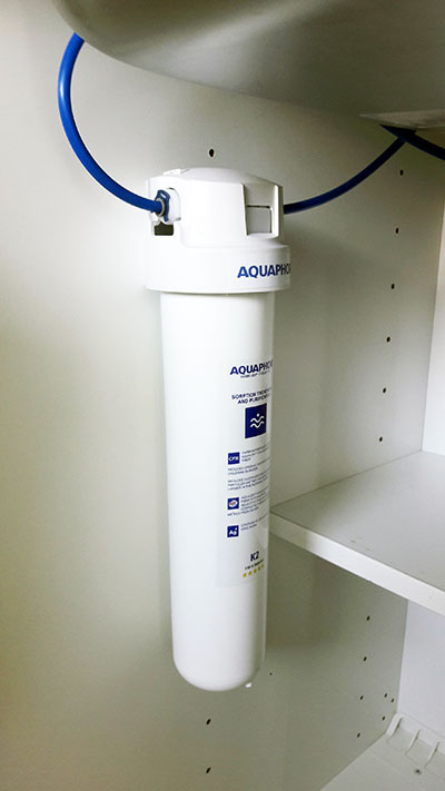Az Aquaphor Crystal Solo víztisztító készülék betét beszerelve így néz ki. Az Aquaphor Crystal Solo víztisztító készülék betét beszerelve